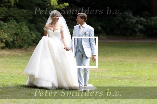 Oegstgeest 30 juli 2022
Trouwen Maxime Meiland en Leroy Molkenboer op kasteel Oud Poelgeest . Aanwezig natuurlijk Martien Meiland Erica Meiland Montana Meiland en haar partner Dirk Hoogstraten. Ook hun dochters Claire en Vive waren aanwezig.