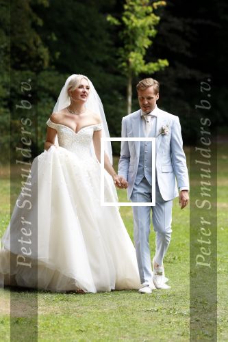 Oegstgeest 30 juli 2022
Trouwen Maxime Meiland en Leroy Molkenboer op kasteel Oud Poelgeest . Aanwezig natuurlijk Martien Meiland Erica Meiland Montana Meiland en haar partner Dirk Hoogstraten. Ook hun dochters Claire en Vive waren aanwezig.