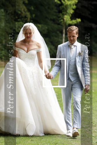 Oegstgeest 30 juli 2022
Trouwen Maxime Meiland en Leroy Molkenboer op kasteel Oud Poelgeest . Aanwezig natuurlijk Martien Meiland Erica Meiland Montana Meiland en haar partner Dirk Hoogstraten. Ook hun dochters Claire en Vive waren aanwezig.