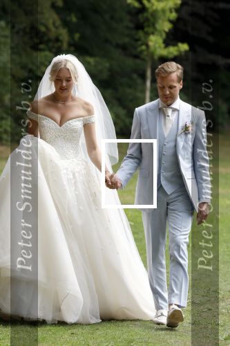 Oegstgeest 30 juli 2022
Trouwen Maxime Meiland en Leroy Molkenboer op kasteel Oud Poelgeest . Aanwezig natuurlijk Martien Meiland Erica Meiland Montana Meiland en haar partner Dirk Hoogstraten. Ook hun dochters Claire en Vive waren aanwezig.