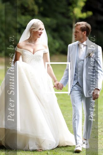 Oegstgeest 30 juli 2022
Trouwen Maxime Meiland en Leroy Molkenboer op kasteel Oud Poelgeest . Aanwezig natuurlijk Martien Meiland Erica Meiland Montana Meiland en haar partner Dirk Hoogstraten. Ook hun dochters Claire en Vive waren aanwezig.