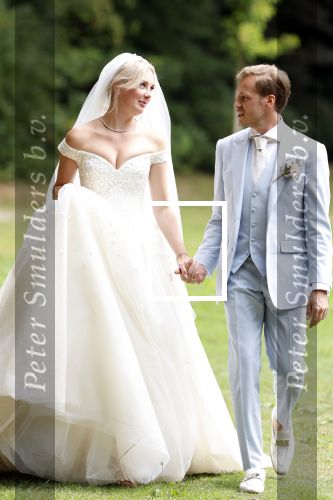 Oegstgeest 30 juli 2022
Trouwen Maxime Meiland en Leroy Molkenboer op kasteel Oud Poelgeest . Aanwezig natuurlijk Martien Meiland Erica Meiland Montana Meiland en haar partner Dirk Hoogstraten. Ook hun dochters Claire en Vive waren aanwezig.
