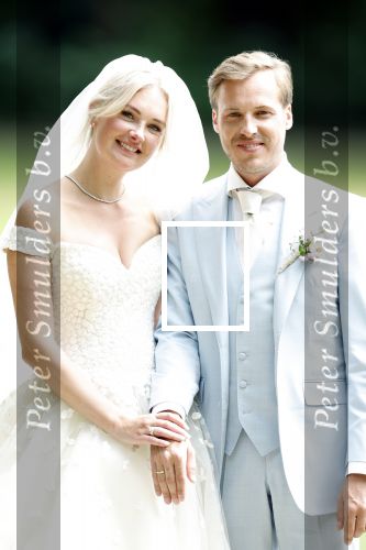 Oegstgeest 30 juli 2022
Trouwen Maxime Meiland en Leroy Molkenboer op kasteel Oud Poelgeest . Aanwezig natuurlijk Martien Meiland Erica Meiland Montana Meiland en haar partner Dirk Hoogstraten. Ook hun dochters Claire en Vive waren aanwezig.