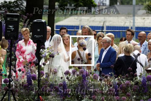 Oegstgeest 30 juli 2022
Trouwen Maxime Meiland en Leroy Molkenboer op kasteel Oud Poelgeest . Aanwezig natuurlijk Martien Meiland Erica Meiland Montana Meiland en haar partner Dirk Hoogstraten. Ook hun dochters Claire en Vive waren aanwezig.