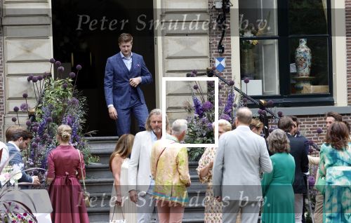 Oegstgeest 30 juli 2022
Trouwen Maxime Meiland en Leroy Molkenboer op kasteel Oud Poelgeest . Aanwezig natuurlijk Martien Meiland Erica Meiland Montana Meiland en haar partner Dirk Hoogstraten. Ook hun dochters Claire en Vive waren aanwezig. gasten