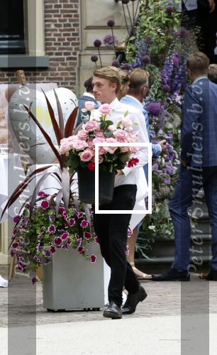 Oegstgeest 30 juli 2022
Trouwen Maxime Meiland en Leroy Molkenboer op kasteel Oud Poelgeest . Aanwezig natuurlijk Martien Meiland Erica Meiland Montana Meiland en haar partner Dirk Hoogstraten. Ook hun dochters Claire en Vive waren aanwezig. gasten