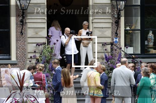 Oegstgeest 30 juli 2022
Trouwen Maxime Meiland en Leroy Molkenboer op kasteel Oud Poelgeest . Aanwezig natuurlijk Martien Meiland Erica Meiland Montana Meiland en haar partner Dirk Hoogstraten. Ook hun dochters Claire en Vive waren aanwezig. gasten