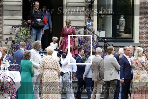 Oegstgeest 30 juli 2022
Trouwen Maxime Meiland en Leroy Molkenboer op kasteel Oud Poelgeest . Aanwezig natuurlijk Martien Meiland Erica Meiland Montana Meiland en haar partner Dirk Hoogstraten. Ook hun dochters Claire en Vive waren aanwezig. gasten
