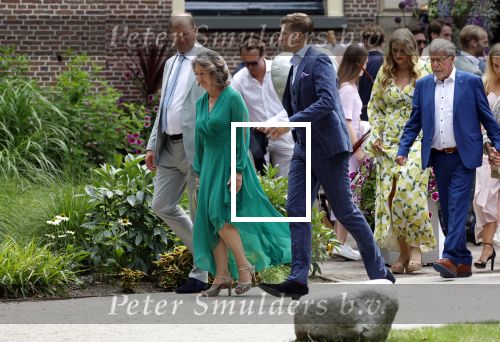 Oegstgeest 30 juli 2022
Trouwen Maxime Meiland en Leroy Molkenboer op kasteel Oud Poelgeest . Aanwezig natuurlijk Martien Meiland Erica Meiland Montana Meiland en haar partner Dirk Hoogstraten. Ook hun dochters Claire en Vive waren aanwezig. gasten