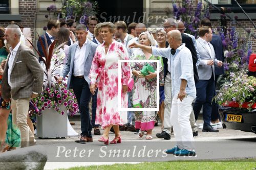 Oegstgeest 30 juli 2022
Trouwen Maxime Meiland en Leroy Molkenboer op kasteel Oud Poelgeest . Aanwezig natuurlijk Martien Meiland Erica Meiland Montana Meiland en haar partner Dirk Hoogstraten. Ook hun dochters Claire en Vive waren aanwezig. gasten