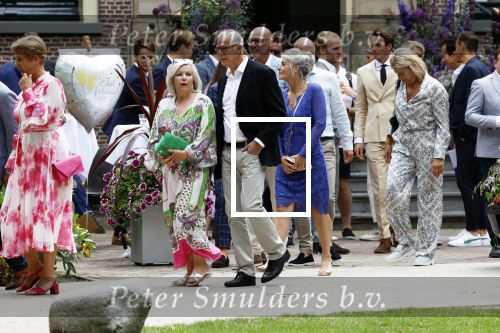 Oegstgeest 30 juli 2022
Trouwen Maxime Meiland en Leroy Molkenboer op kasteel Oud Poelgeest . Aanwezig natuurlijk Martien Meiland Erica Meiland Montana Meiland en haar partner Dirk Hoogstraten. Ook hun dochters Claire en Vive waren aanwezig. gasten