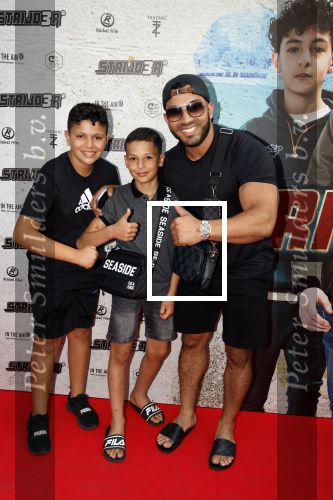 Amsterdam 20 juli 2022
Premiere Strijder in Tuschinski. Soufiane Touzani , Martijn Fischer Maartje v d Wetering Maik Cillekens Anouar Kasmi en Kailani Busker spelen de hoofdrollen.
Mobicepp met zijn neefjes