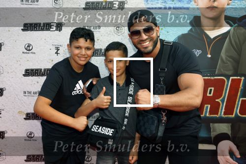 Amsterdam 20 juli 2022
Premiere Strijder in Tuschinski. Soufiane Touzani , Martijn Fischer Maartje v d Wetering Maik Cillekens Anouar Kasmi en Kailani Busker spelen de hoofdrollen.
Mobicepp met zijn neefjes