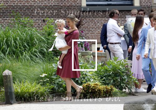 Oegstgeest 30 juli 2022
Trouwen Maxime Meiland en Leroy Molkenboer op kasteel Oud Poelgeest . Aanwezig natuurlijk Martien Meiland Erica Meiland Montana Meiland en haar partner Dirk Hoogstraten. Ook hun dochters Claire en Vive waren aanwezig.