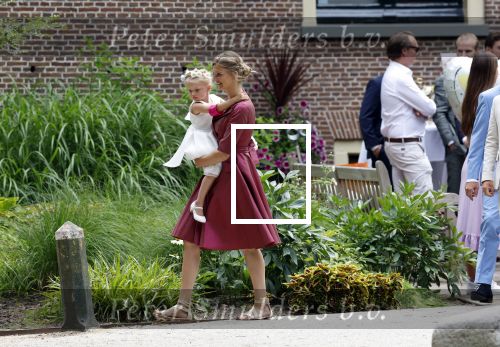 Oegstgeest 30 juli 2022
Trouwen Maxime Meiland en Leroy Molkenboer op kasteel Oud Poelgeest . Aanwezig natuurlijk Martien Meiland Erica Meiland Montana Meiland en haar partner Dirk Hoogstraten. Ook hun dochters Claire en Vive waren aanwezig.