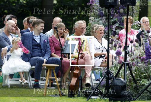 Oegstgeest 30 juli 2022
Trouwen Maxime Meiland en Leroy Molkenboer op kasteel Oud Poelgeest . Aanwezig natuurlijk Martien Meiland Erica Meiland Montana Meiland en haar partner Dirk Hoogstraten. Ook hun dochters Claire en Vive waren aanwezig.