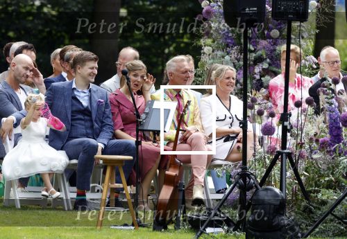 Oegstgeest 30 juli 2022
Trouwen Maxime Meiland en Leroy Molkenboer op kasteel Oud Poelgeest . Aanwezig natuurlijk Martien Meiland Erica Meiland Montana Meiland en haar partner Dirk Hoogstraten. Ook hun dochters Claire en Vive waren aanwezig.