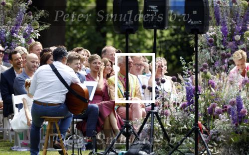 Oegstgeest 30 juli 2022
Trouwen Maxime Meiland en Leroy Molkenboer op kasteel Oud Poelgeest . Aanwezig natuurlijk Martien Meiland Erica Meiland Montana Meiland en haar partner Dirk Hoogstraten. Ook hun dochters Claire en Vive waren aanwezig.