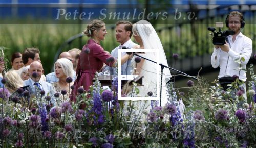 Oegstgeest 30 juli 2022
Trouwen Maxime Meiland en Leroy Molkenboer op kasteel Oud Poelgeest . Aanwezig natuurlijk Martien Meiland Erica Meiland Montana Meiland en haar partner Dirk Hoogstraten. Ook hun dochters Claire en Vive waren aanwezig.