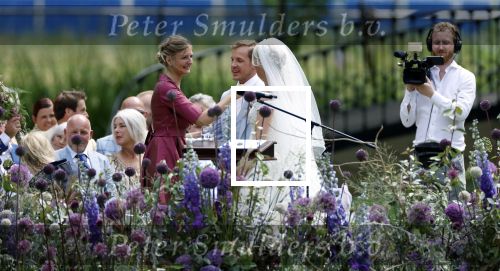 Oegstgeest 30 juli 2022
Trouwen Maxime Meiland en Leroy Molkenboer op kasteel Oud Poelgeest . Aanwezig natuurlijk Martien Meiland Erica Meiland Montana Meiland en haar partner Dirk Hoogstraten. Ook hun dochters Claire en Vive waren aanwezig.