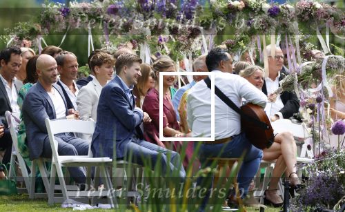 Oegstgeest 30 juli 2022
Trouwen Maxime Meiland en Leroy Molkenboer op kasteel Oud Poelgeest . Aanwezig natuurlijk Martien Meiland Erica Meiland Montana Meiland en haar partner Dirk Hoogstraten. Ook hun dochters Claire en Vive waren aanwezig.