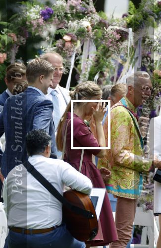 Oegstgeest 30 juli 2022
Trouwen Maxime Meiland en Leroy Molkenboer op kasteel Oud Poelgeest . Aanwezig natuurlijk Martien Meiland Erica Meiland Montana Meiland en haar partner Dirk Hoogstraten. Ook hun dochters Claire en Vive waren aanwezig.