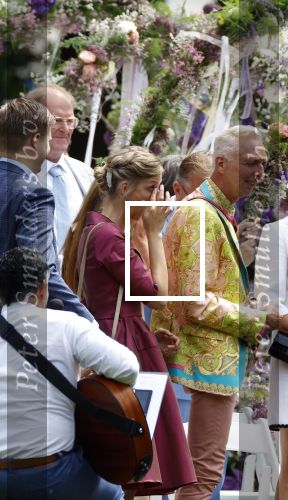 Oegstgeest 30 juli 2022
Trouwen Maxime Meiland en Leroy Molkenboer op kasteel Oud Poelgeest . Aanwezig natuurlijk Martien Meiland Erica Meiland Montana Meiland en haar partner Dirk Hoogstraten. Ook hun dochters Claire en Vive waren aanwezig.