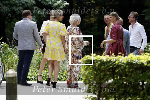 Oegstgeest 30 juli 2022
Trouwen Maxime Meiland en Leroy Molkenboer op kasteel Oud Poelgeest . Aanwezig natuurlijk Martien Meiland Erica Meiland Montana Meiland en haar partner Dirk Hoogstraten. Ook hun dochters Claire en Vive waren aanwezig.