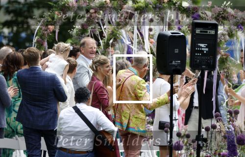 Oegstgeest 30 juli 2022
Trouwen Maxime Meiland en Leroy Molkenboer op kasteel Oud Poelgeest . Aanwezig natuurlijk Martien Meiland Erica Meiland Montana Meiland en haar partner Dirk Hoogstraten. Ook hun dochters Claire en Vive waren aanwezig.