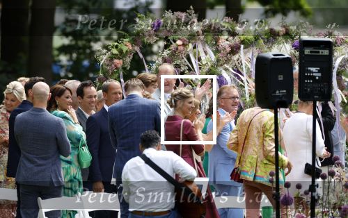 Oegstgeest 30 juli 2022
Trouwen Maxime Meiland en Leroy Molkenboer op kasteel Oud Poelgeest . Aanwezig natuurlijk Martien Meiland Erica Meiland Montana Meiland en haar partner Dirk Hoogstraten. Ook hun dochters Claire en Vive waren aanwezig.