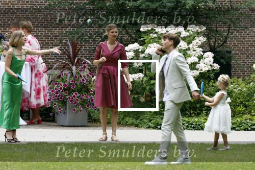 Oegstgeest 30 juli 2022
Trouwen Maxime Meiland en Leroy Molkenboer op kasteel Oud Poelgeest . Aanwezig natuurlijk Martien Meiland Erica Meiland Montana Meiland en haar partner Dirk Hoogstraten. Ook hun dochters Claire en Vive waren aanwezig. Broer Martien Meiland