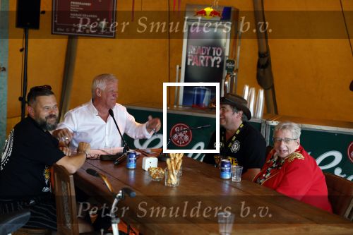 Lichtenvoorde 12 juli 2022
Frans bauer op persconferentie zwarte croos ivm het afscheid van tante Rikie . Jaap v Deurzen begeleidt de persconferentie waar ook Gijs Jolink aanschuift. Ronnie Degen