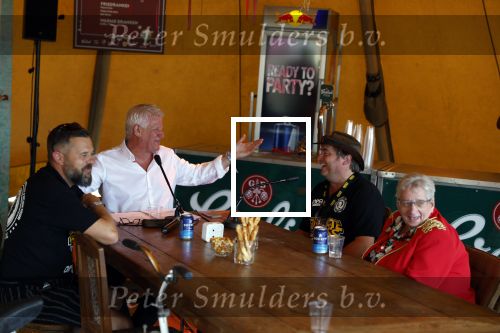 Lichtenvoorde 12 juli 2022
Frans bauer op persconferentie zwarte croos ivm het afscheid van tante Rikie . Jaap v Deurzen begeleidt de persconferentie waar ook Gijs Jolink aanschuift. Ronnie Degen