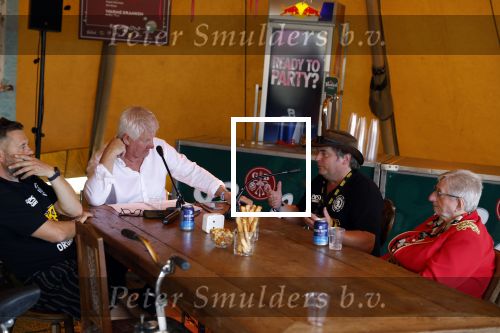 Lichtenvoorde 12 juli 2022
Frans bauer op persconferentie zwarte croos ivm het afscheid van tante Rikie . Jaap v Deurzen begeleidt de persconferentie waar ook Gijs Jolink aanschuift. Ronnie Degen