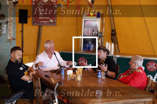 Lichtenvoorde 12 juli 2022
Frans bauer op persconferentie zwarte croos ivm het afscheid van tante Rikie . Jaap v Deurzen begeleidt de persconferentie waar ook Gijs Jolink aanschuift. Ronnie Degen
