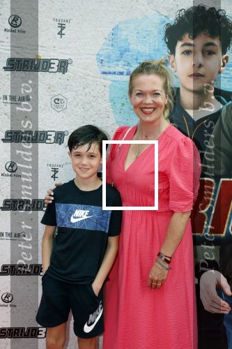 Amsterdam 20 juli 2022
Premiere Strijder in Tuschinski. Soufiane Touzani , Martijn Fischer Maartje v d Wetering Maik Cillekens Anouar Kasmi en Kailani Busker spelen de hoofdrollen. Roos Schlikker kwam met haar zoon