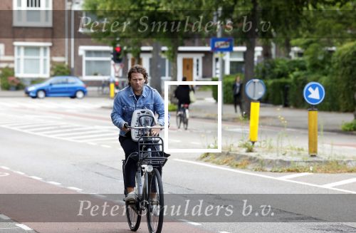 Amsterdam 27 juli 2022
Sascha Visser op de fiets in Amsterdam zuid
