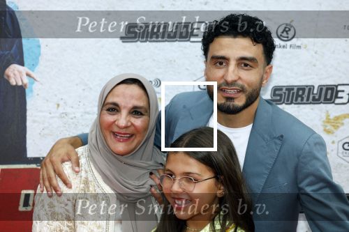 Amsterdam 20 juli 2022
Premiere Strijder in Tuschinski. Soufiane Touzani , Martijn Fischer Maartje v d Wetering Maik Cillekens Anouar Kasmi en Kailani Busker spelen de hoofdrollen. Touzani met zijn moeder en zijn kinderen