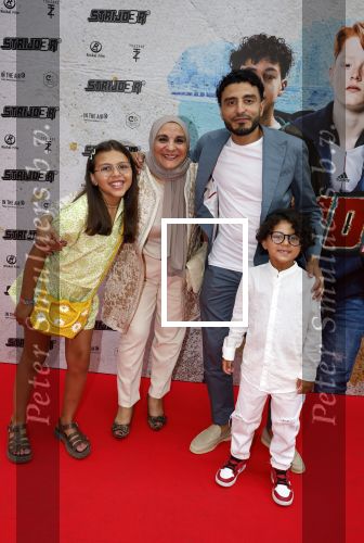 Amsterdam 20 juli 2022
Premiere Strijder in Tuschinski. Soufiane Touzani , Martijn Fischer Maartje v d Wetering Maik Cillekens Anouar Kasmi en Kailani Busker spelen de hoofdrollen. Touzani met zijn moeder en zijn kinderen
