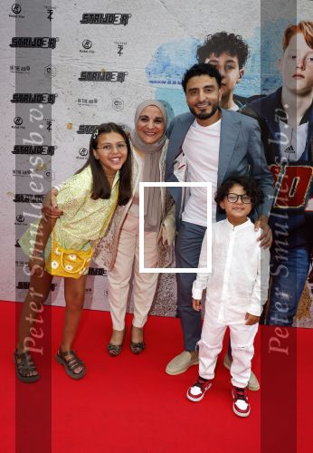 Amsterdam 20 juli 2022
Premiere Strijder in Tuschinski. Soufiane Touzani , Martijn Fischer Maartje v d Wetering Maik Cillekens Anouar Kasmi en Kailani Busker spelen de hoofdrollen. Touzani met zijn moeder en zijn kinderen