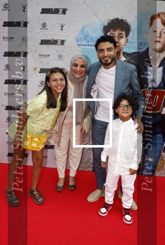 Amsterdam 20 juli 2022
Premiere Strijder in Tuschinski. Soufiane Touzani , Martijn Fischer Maartje v d Wetering Maik Cillekens Anouar Kasmi en Kailani Busker spelen de hoofdrollen. Touzani met zijn moeder en zijn kinderen