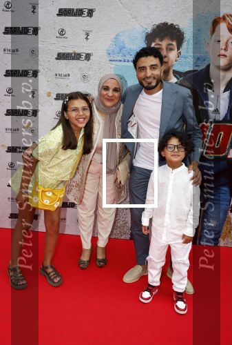 Amsterdam 20 juli 2022
Premiere Strijder in Tuschinski. Soufiane Touzani , Martijn Fischer Maartje v d Wetering Maik Cillekens Anouar Kasmi en Kailani Busker spelen de hoofdrollen. Touzani met zijn moeder en zijn kinderen