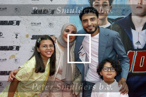 Amsterdam 20 juli 2022
Premiere Strijder in Tuschinski. Soufiane Touzani , Martijn Fischer Maartje v d Wetering Maik Cillekens Anouar Kasmi en Kailani Busker spelen de hoofdrollen. Touzani met zijn moeder en zijn kinderen