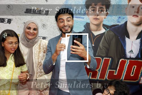 Amsterdam 20 juli 2022
Premiere Strijder in Tuschinski. Soufiane Touzani , Martijn Fischer Maartje v d Wetering Maik Cillekens Anouar Kasmi en Kailani Busker spelen de hoofdrollen. Touzani met zijn moeder en zijn kinderen