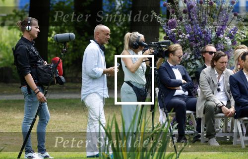 Oegstgeest 30 juli 2022
Trouwen Maxime Meiland en Leroy Molkenboer op kasteel Oud Poelgeest . Aanwezig natuurlijk Martien Meiland Erica Meiland Montana Meiland en haar partner Dirk Hoogstraten. Ook hun dochters Claire en Vive waren aanwezig. Timon Moll