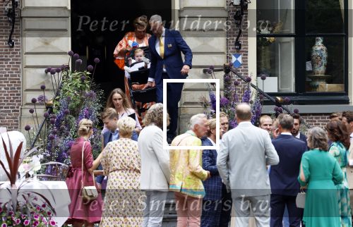 Oegstgeest 30 juli 2022
Trouwen Maxime Meiland en Leroy Molkenboer op kasteel Oud Poelgeest . Aanwezig natuurlijk Martien Meiland Erica Meiland Montana Meiland en haar partner Dirk Hoogstraten. Ook hun dochters Claire en Vive waren aanwezig.