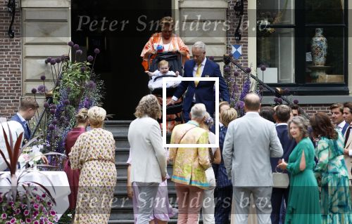 Oegstgeest 30 juli 2022
Trouwen Maxime Meiland en Leroy Molkenboer op kasteel Oud Poelgeest . Aanwezig natuurlijk Martien Meiland Erica Meiland Montana Meiland en haar partner Dirk Hoogstraten. Ook hun dochters Claire en Vive waren aanwezig.