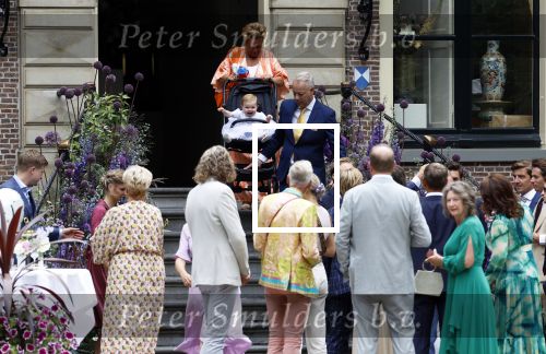 Oegstgeest 30 juli 2022
Trouwen Maxime Meiland en Leroy Molkenboer op kasteel Oud Poelgeest . Aanwezig natuurlijk Martien Meiland Erica Meiland Montana Meiland en haar partner Dirk Hoogstraten. Ook hun dochters Claire en Vive waren aanwezig.