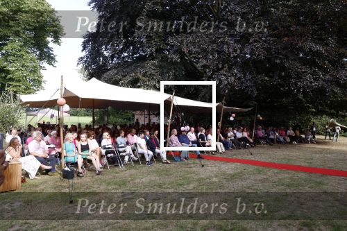 Diepenheim 31 juli 2022
Wibi Soerjadi krijgt na een tuinconcert in de tuin van zij n huis een koninklijke onderscheiding . Zijn nieuwe vriendin Myrthe is aanwezig .