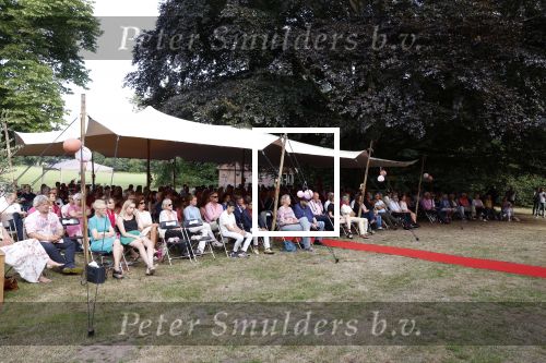 Diepenheim 31 juli 2022
Wibi Soerjadi krijgt na een tuinconcert in de tuin van zij n huis een koninklijke onderscheiding . Zijn nieuwe vriendin Myrthe is aanwezig .
